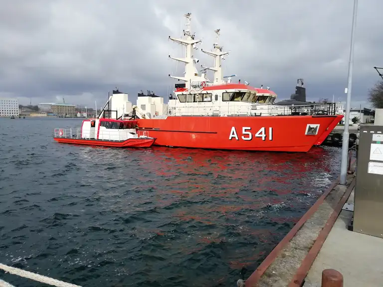 (Foto: Lars Hansen, søopmålingen). Søopmålingsskibene Fyrholm og Birkholm (forrest), der ligger ved kaj.